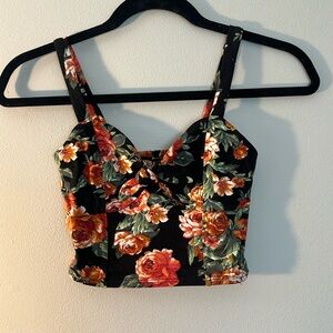 NWT FLORAL TIE FRONT CROP TANK WITH KEYHOLE ACCENT AND STRETCHY BACK. SIZE S